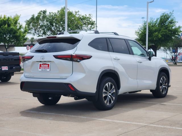 Used 2024 Toyota Highlander XLE AWD/4WD image 3