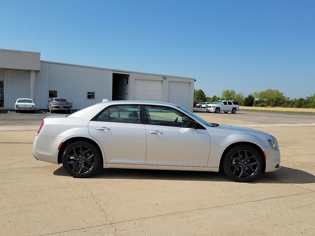 Used 2023 Chrysler 300 Touring w/ Sport Appearance Package image 6