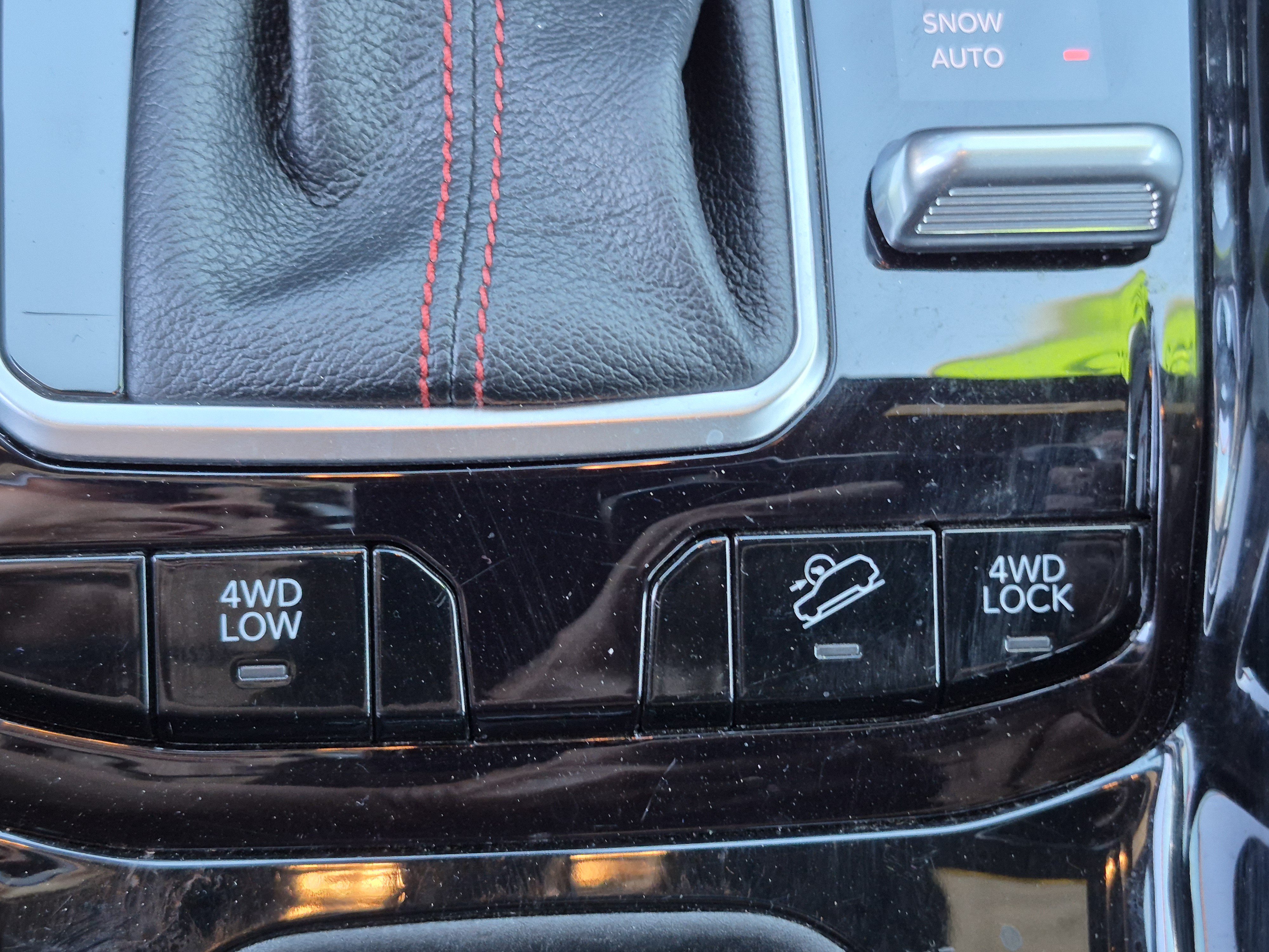 Used 2025 Jeep Compass Trailhawk AWD/4WD image 31