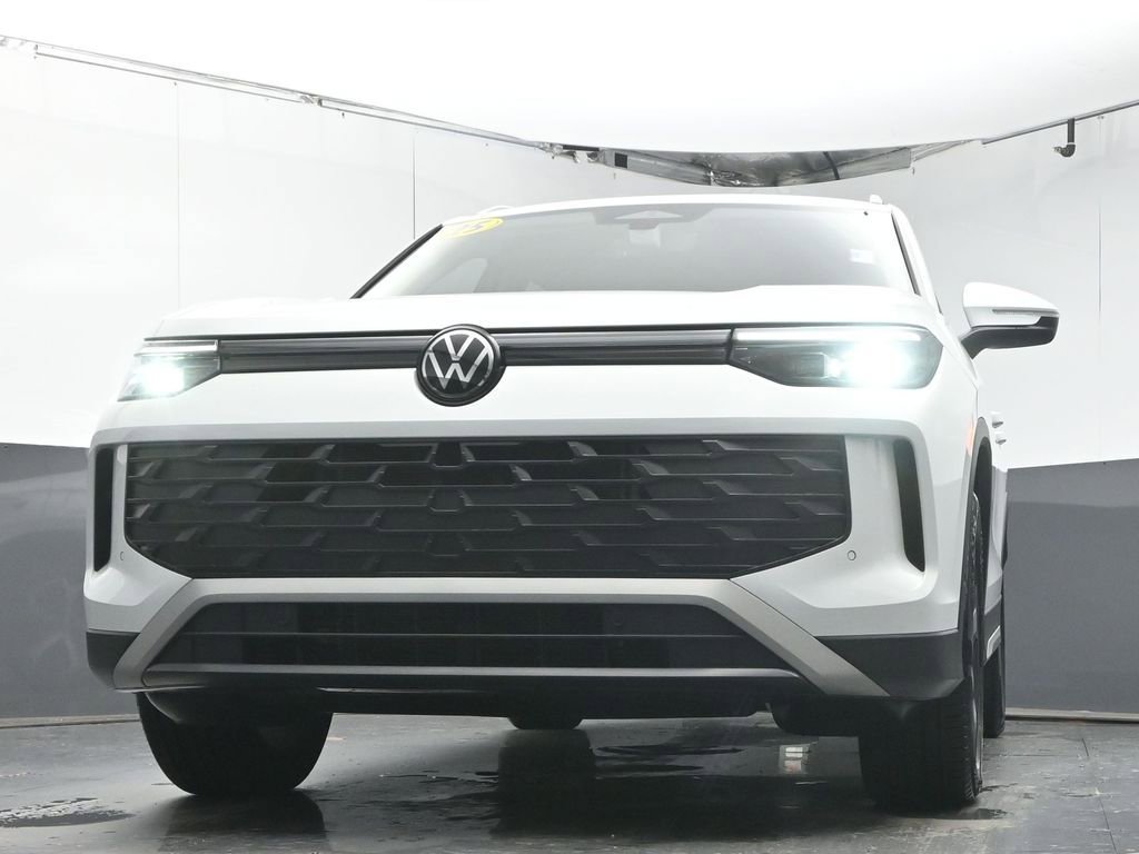 Used 2025 Volkswagen Tiguan SE image 35