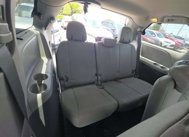 Used 2019 Toyota Sienna XLE FWD image 10