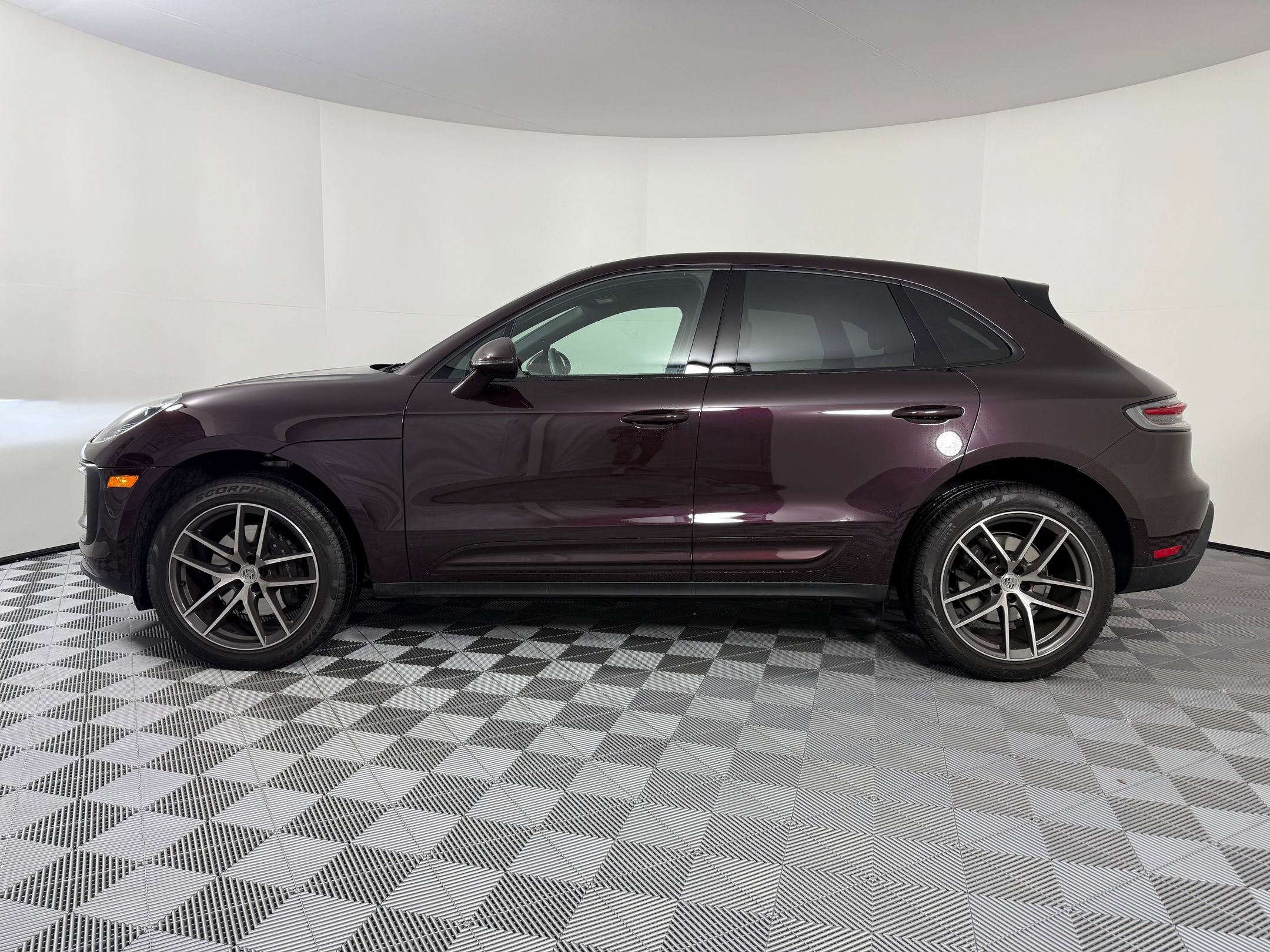 New 2025 Porsche Macan image 2