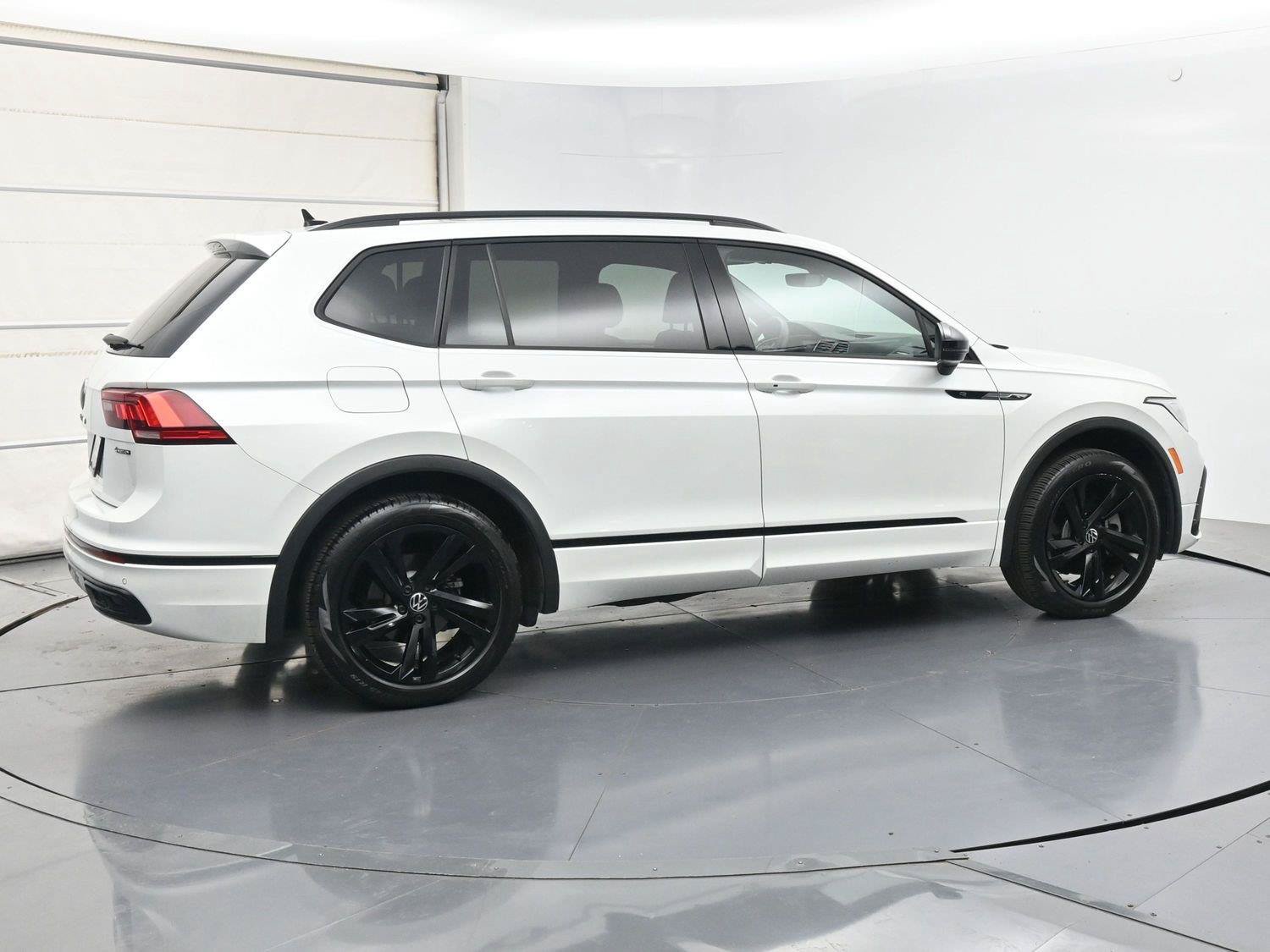 Certified 2024 Volkswagen Tiguan SE R-Line AWD/4WD image 26