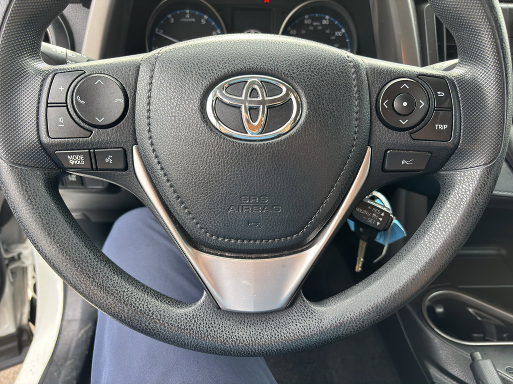 Used 2018 Toyota RAV4 LE FWD image 8
