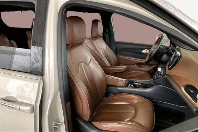 Used 2021 Chrysler Pacifica Limited w/ Uconnect Theater Family Group image 21
