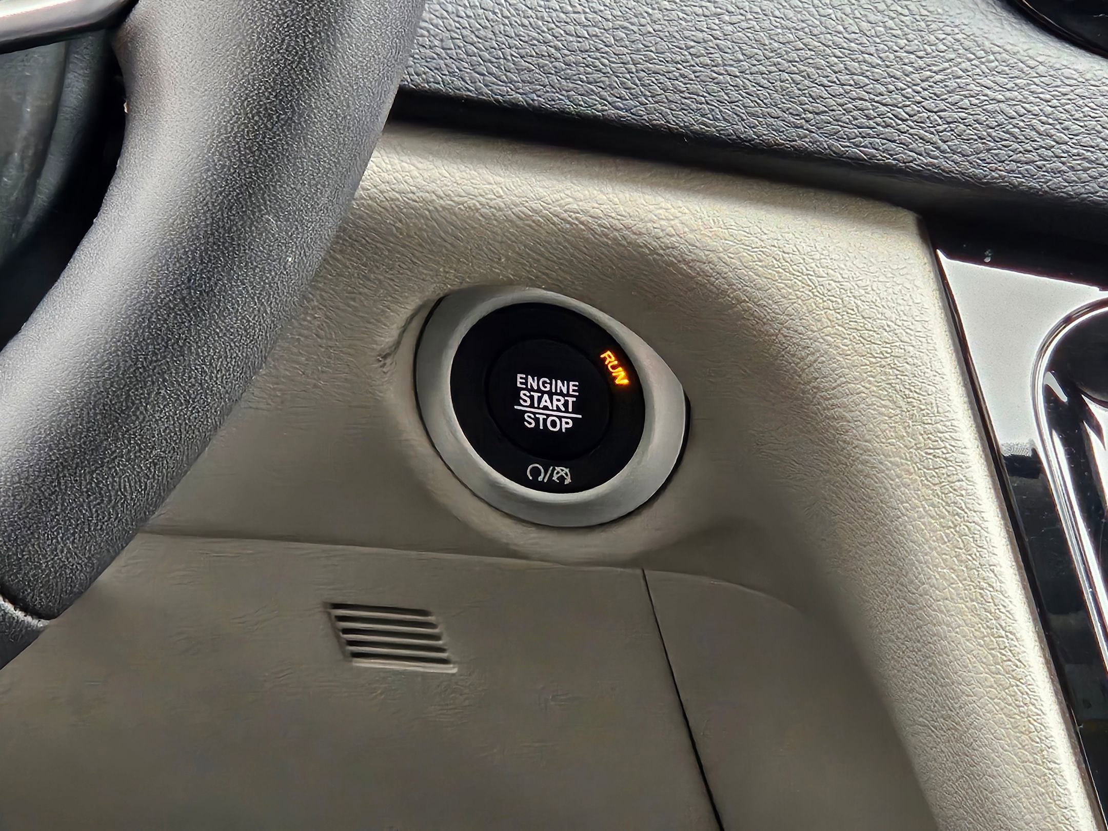 Used 2023 Chrysler Pacifica Touring-L image 14