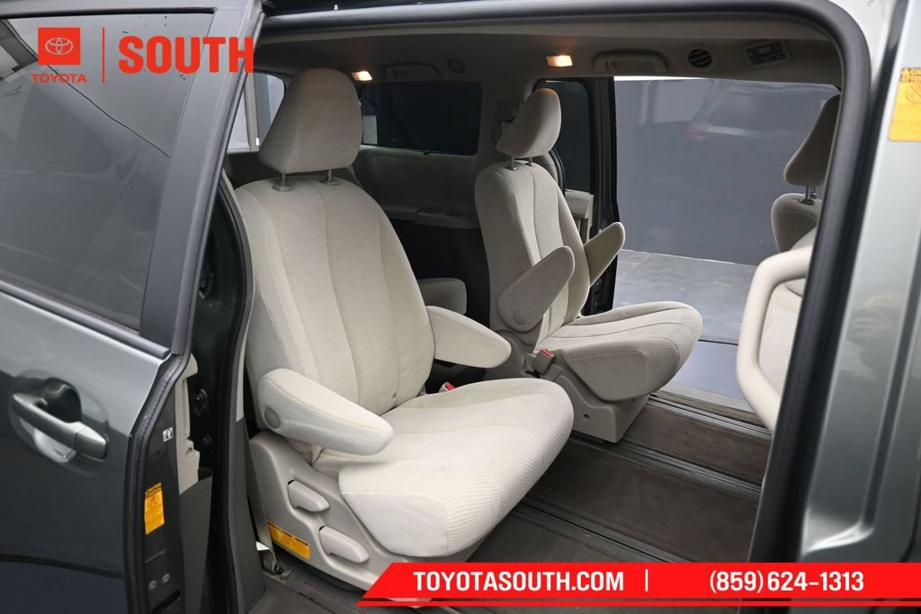 Used 2014 Toyota Sienna LE AWD/4WD image 26