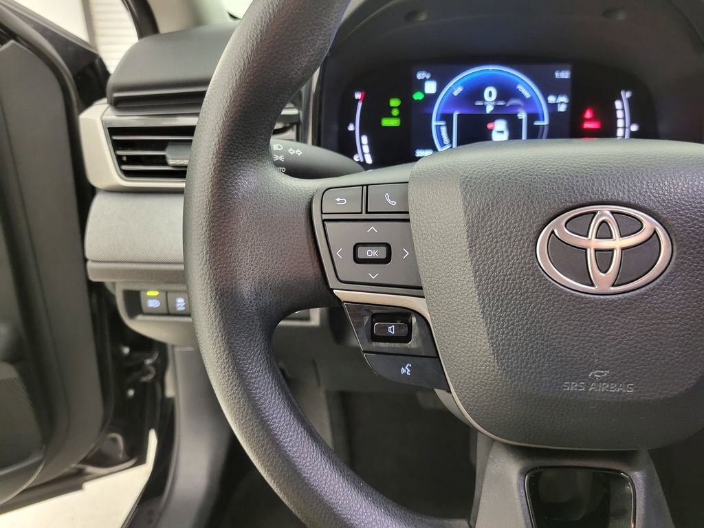 Used 2025 Toyota Camry LE image 4