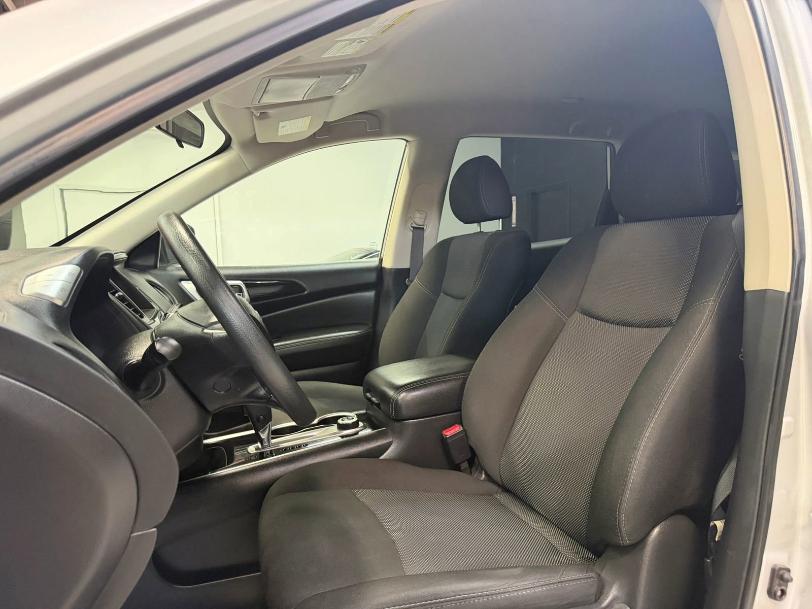 Used 2020 Nissan Pathfinder S AWD/4WD image 32