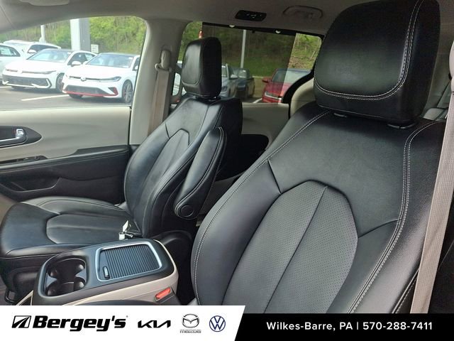 Used 2024 Chrysler Pacifica Touring-L FWD image 17