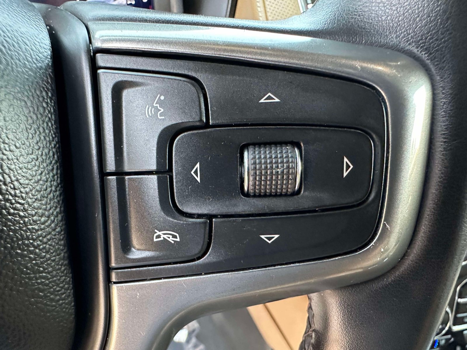 Used 2023 Chevrolet Suburban Premier w/ Premium Package AWD/4WD image 15