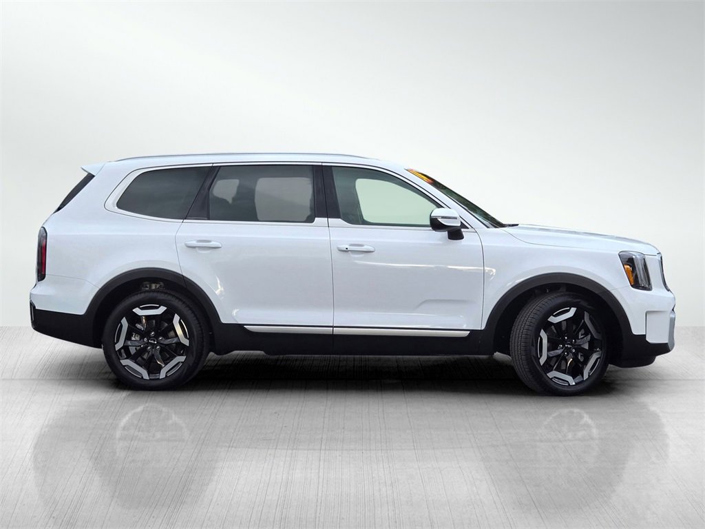 Used 2024 Kia Telluride EX image 3