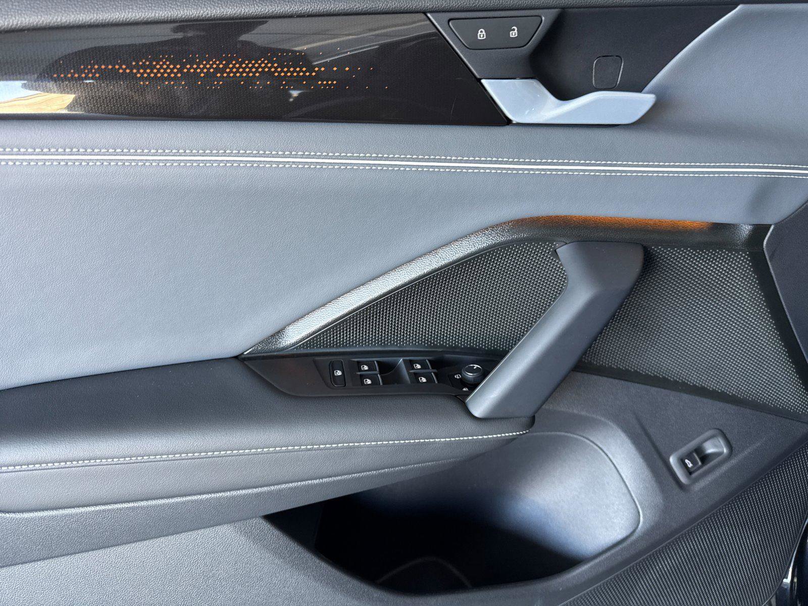 New 2026 Volkswagen Tiguan SEL R-Line AWD/4WD image 10