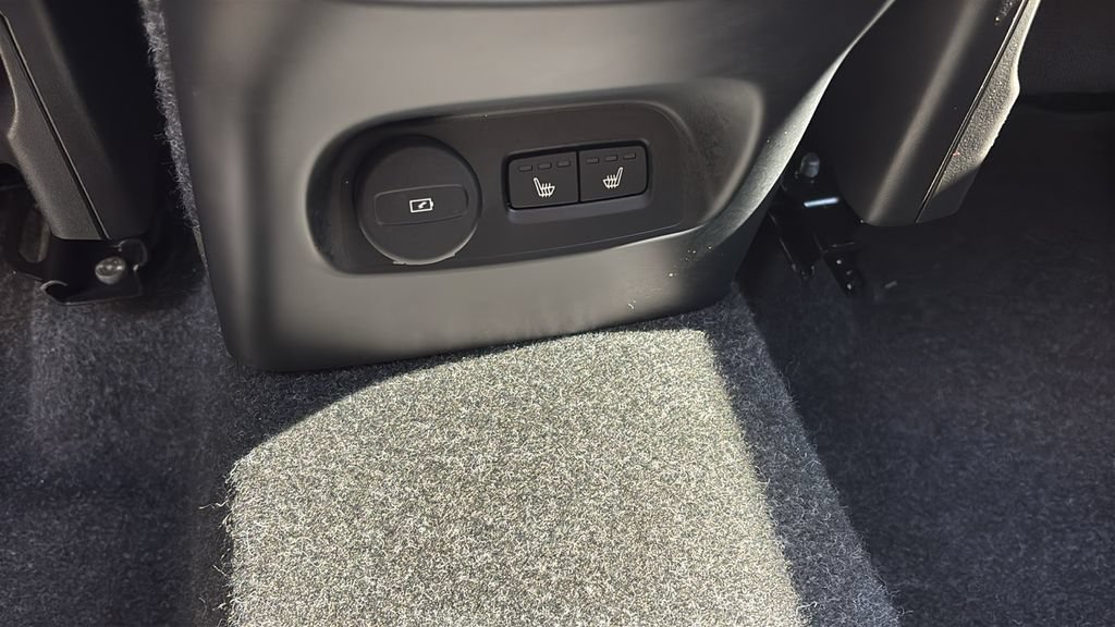 Certified 2026 Volvo XC40 B5 Plus AWD/4WD image 9