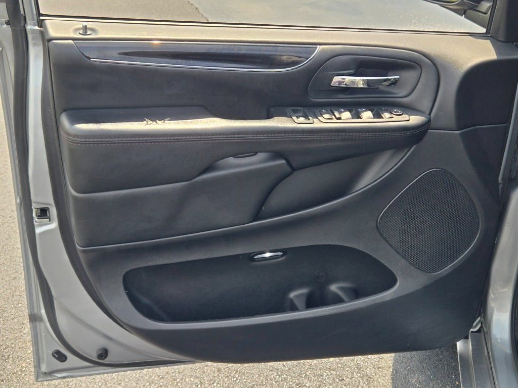 Used 2020 Dodge Grand Caravan SE FWD image 18