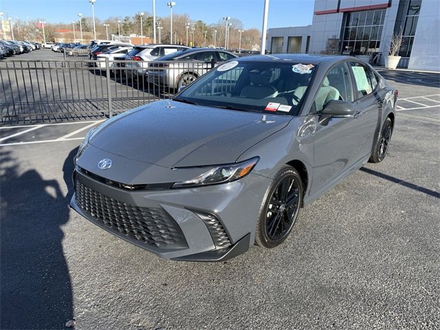Used 2025 Toyota Camry SE image 4