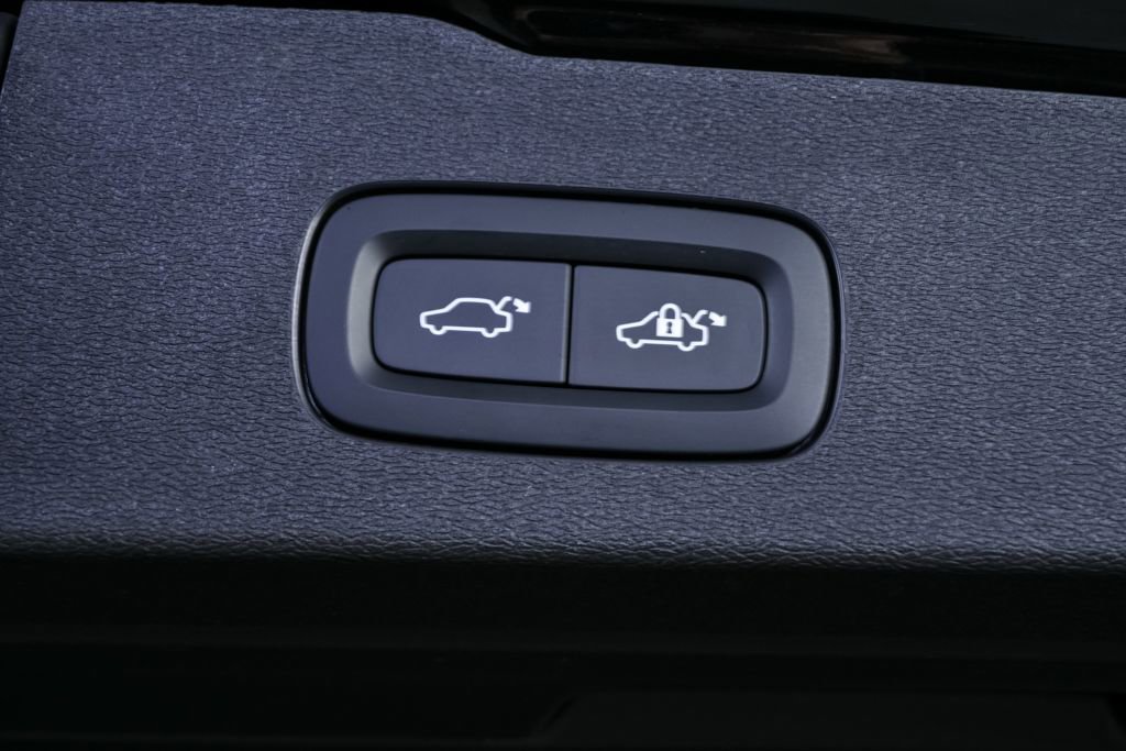 Certified 2025 Volvo V60 B5 Cross Country Plus image 32