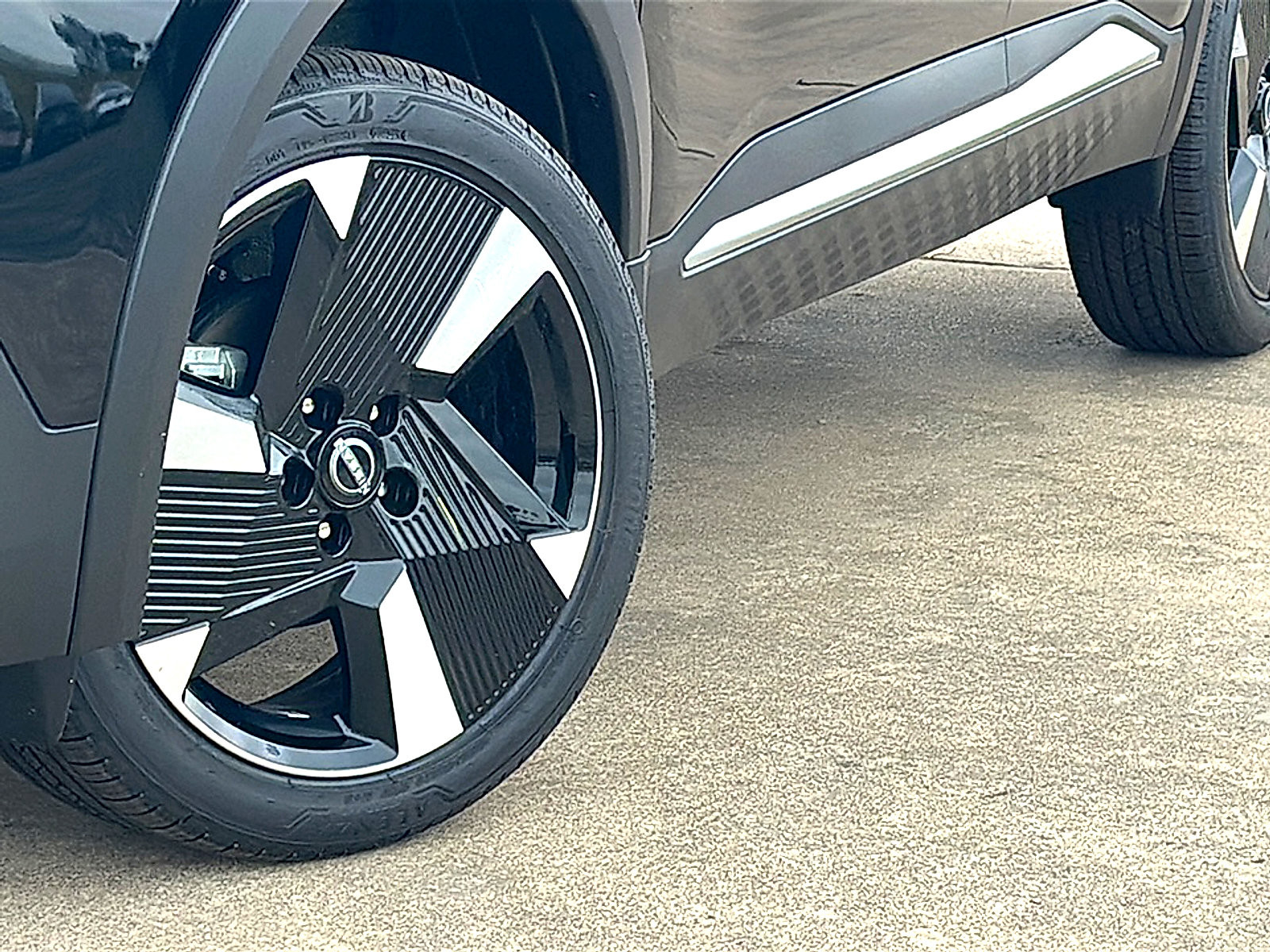New 2026 Nissan Kicks SR w/ Cold Weather Package FWD image 3