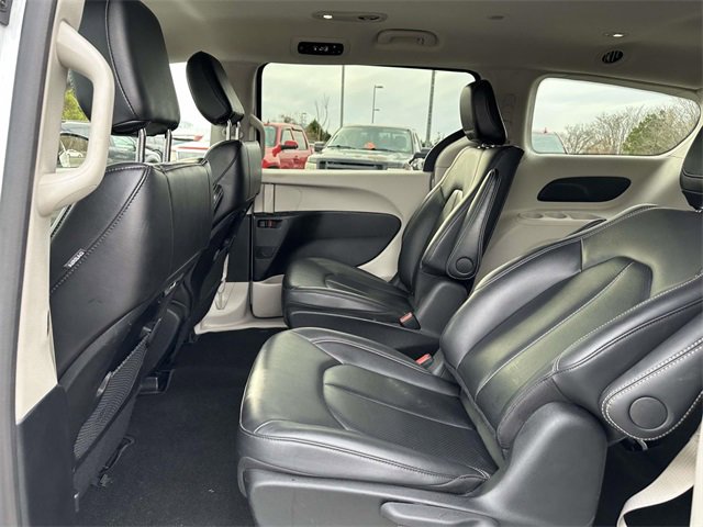 Used 2024 Chrysler Pacifica Select image 13