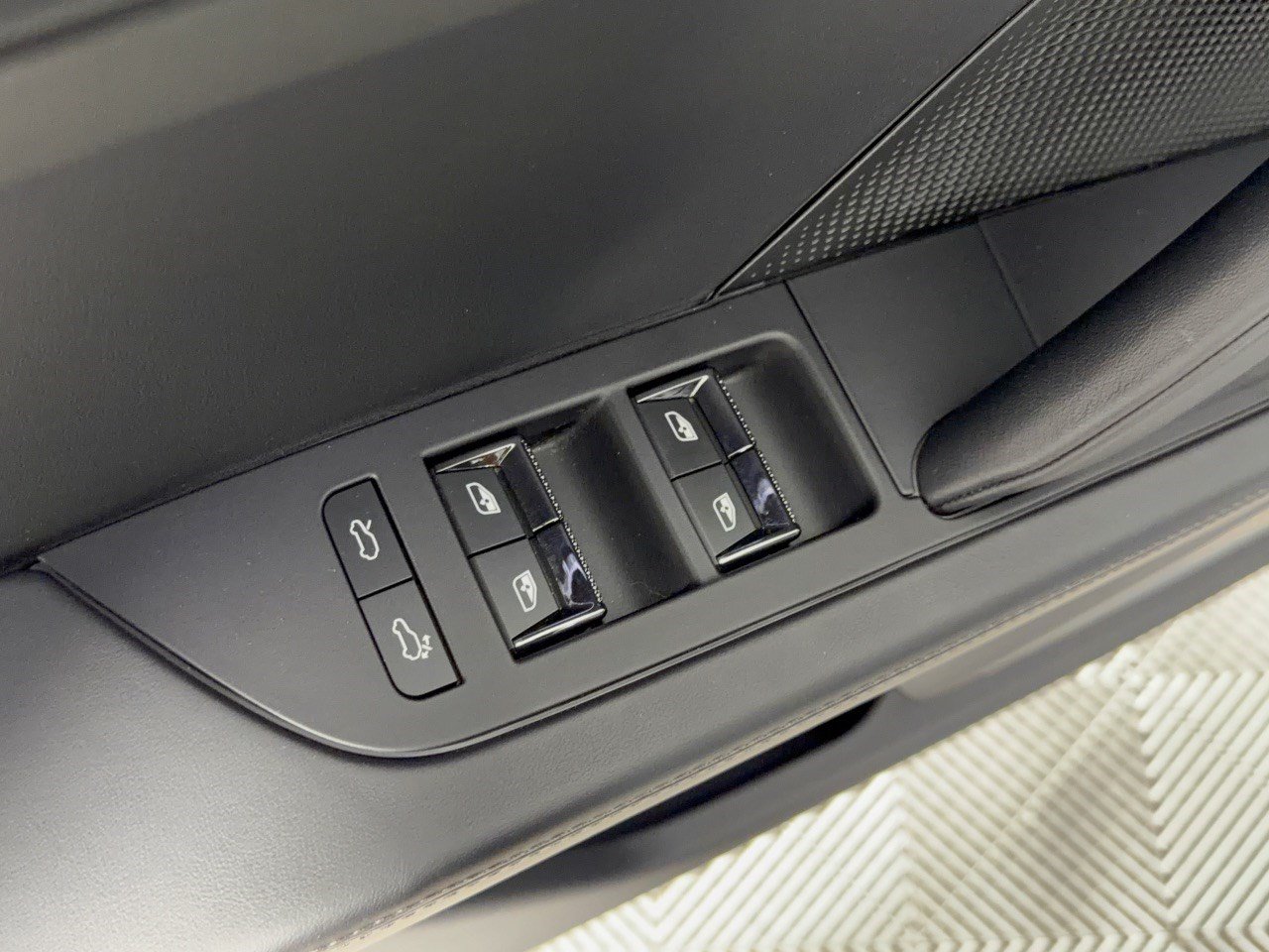 New 2026 Porsche Cayenne Electric AWD/4WD image 15