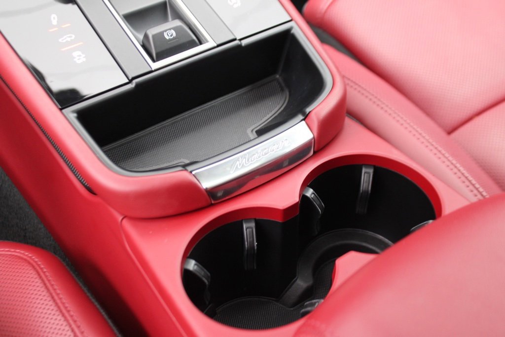 Used 2025 Porsche Macan image 28