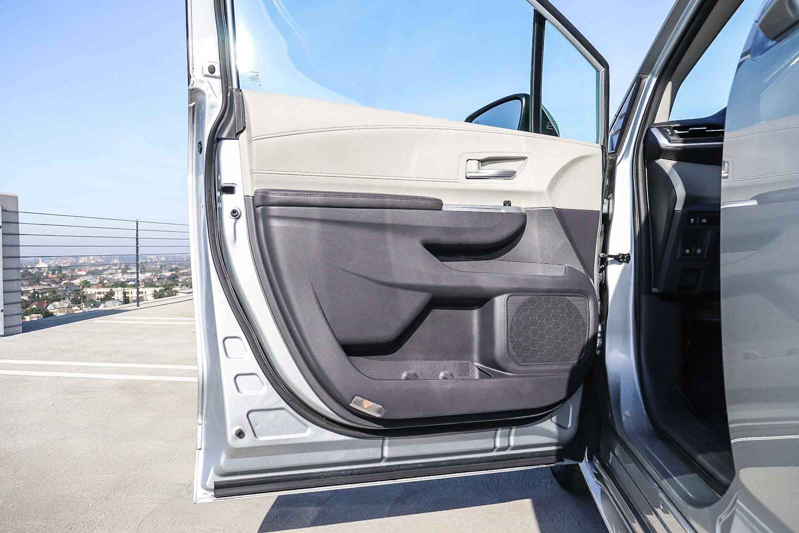 Used 2022 Toyota Sienna XLE image 30