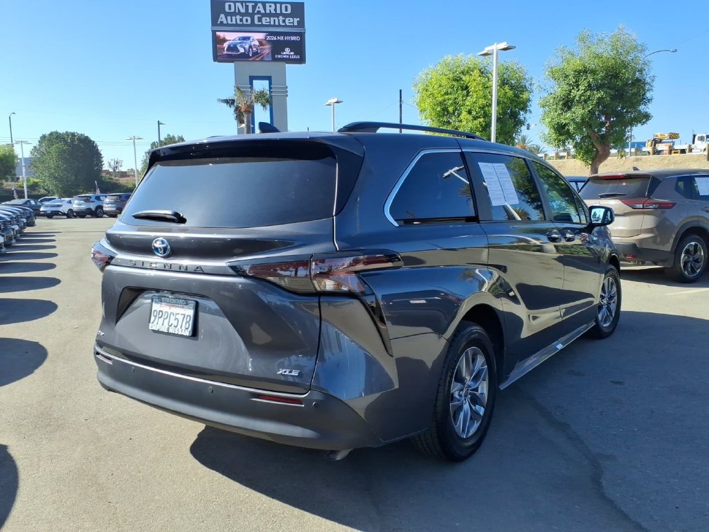 Used 2025 Toyota Sienna XLE FWD image 5