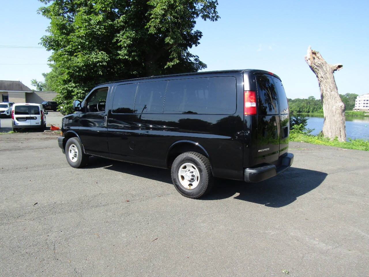 Used 2018 Chevrolet Express 2500 LS RWD image 4