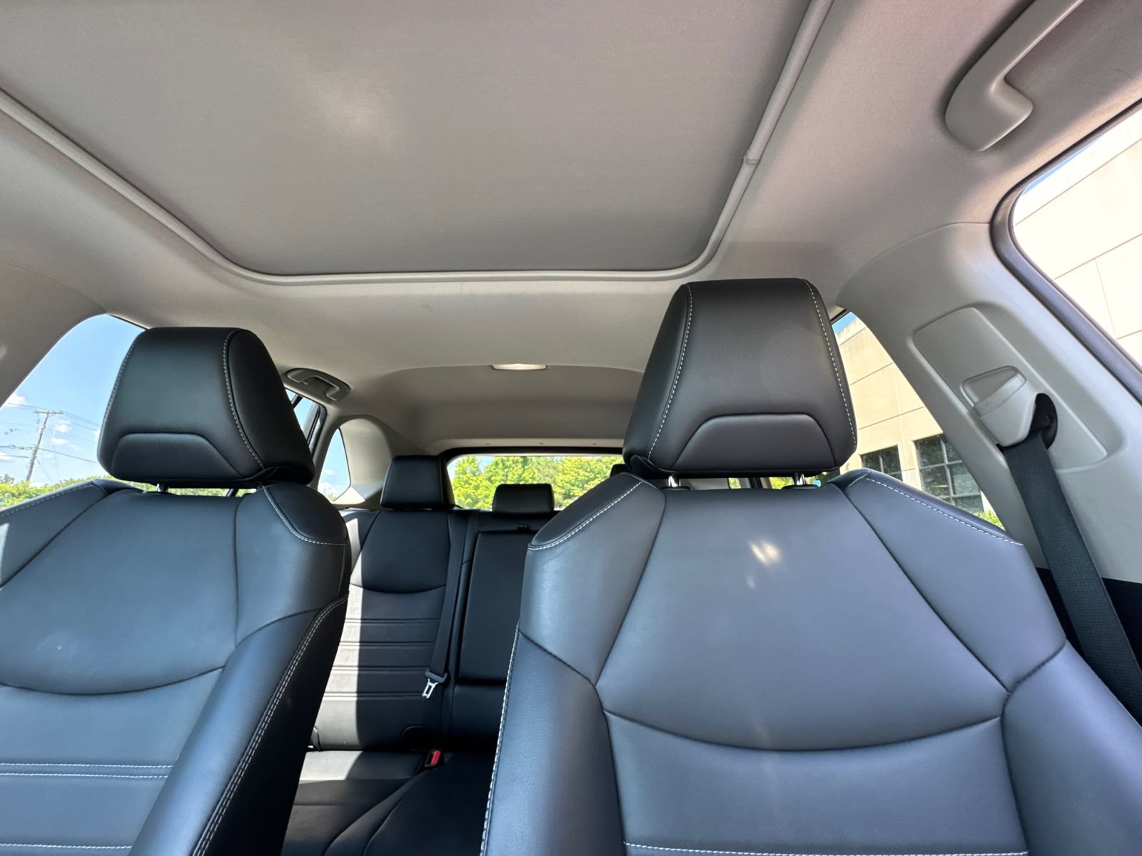 Used 2022 Toyota RAV4 XLE Premium FWD image 30