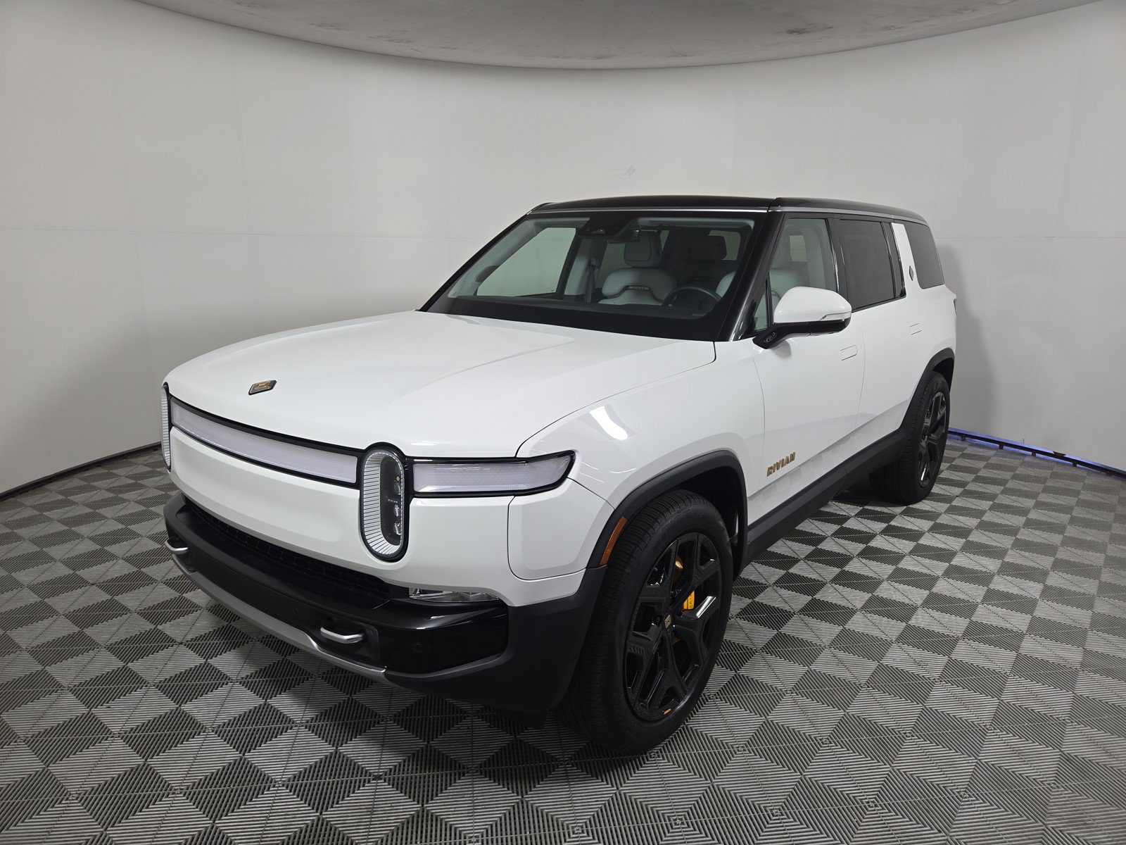 Used 2023 Rivian R1S Launch Edition AWD/4WD image 1
