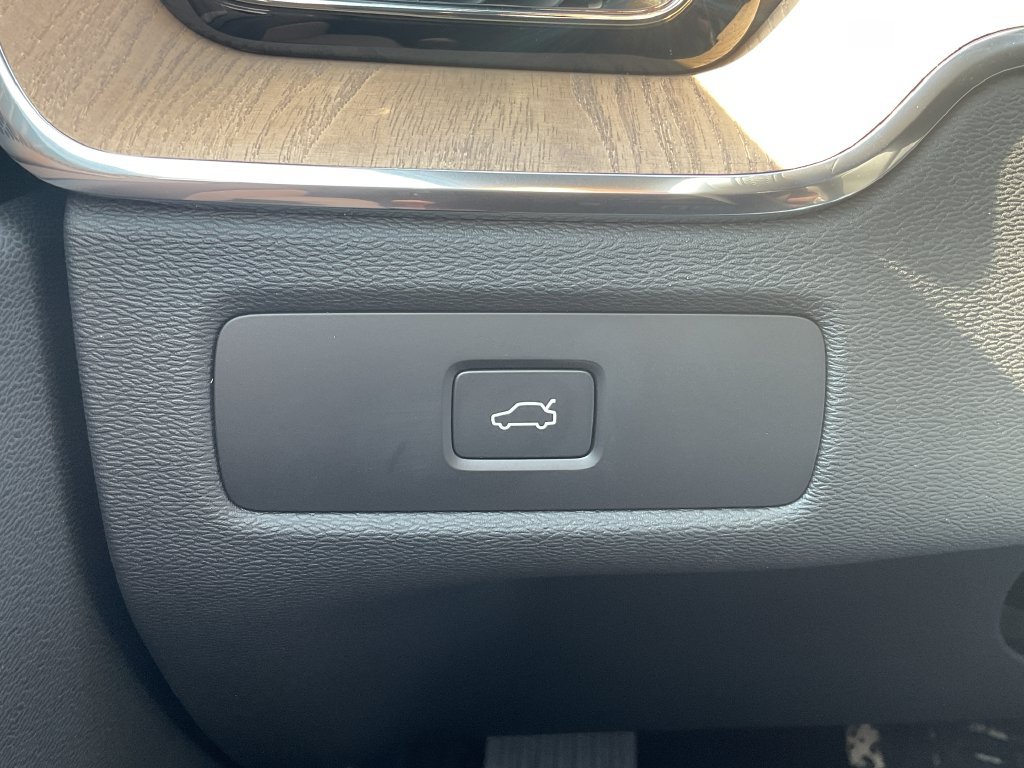 New 2027 Volvo XC60 B5 Plus AWD/4WD image 30