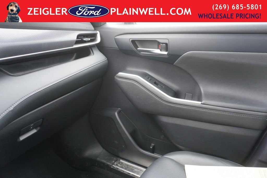 Used 2023 Toyota Highlander L image 32