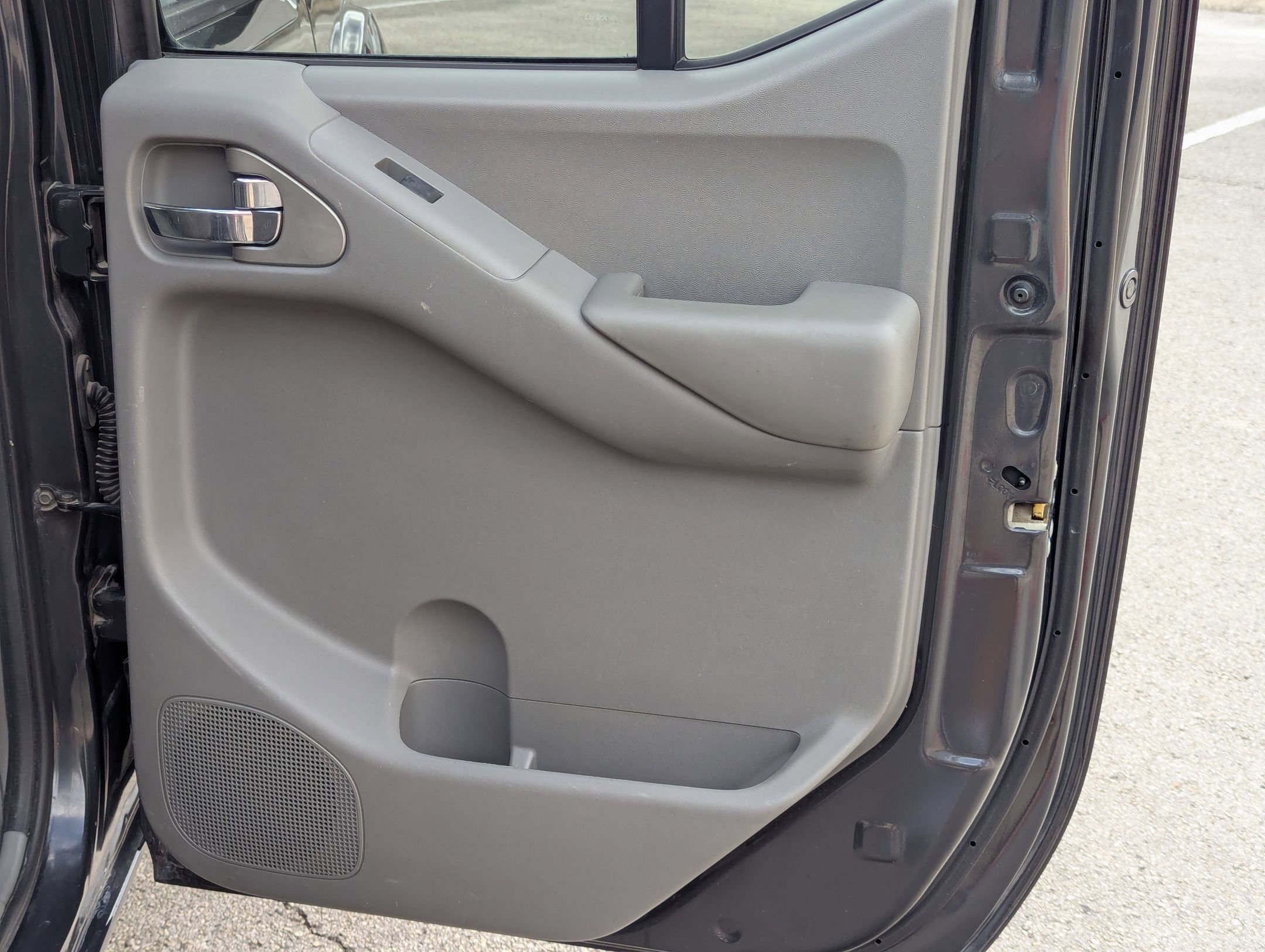 Used 2010 Nissan Frontier SE image 25