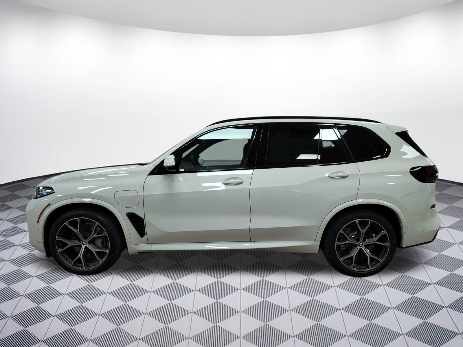 New 2026 BMW X5 xDrive50e w/ M Sport Package image 2
