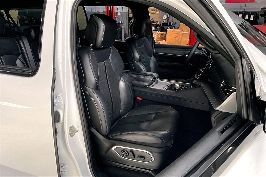 Used 2024 Jeep Wagoneer L Series II w/ Flexible Seating Group image 6