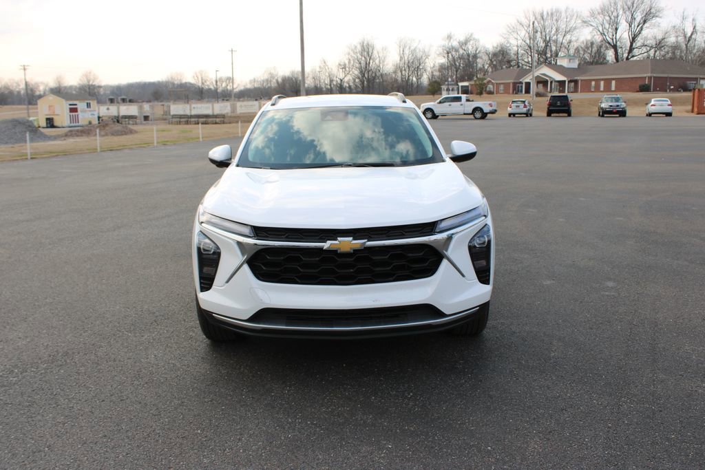 Used 2025 Chevrolet Trax LT w/ LT Convenience Package image 3