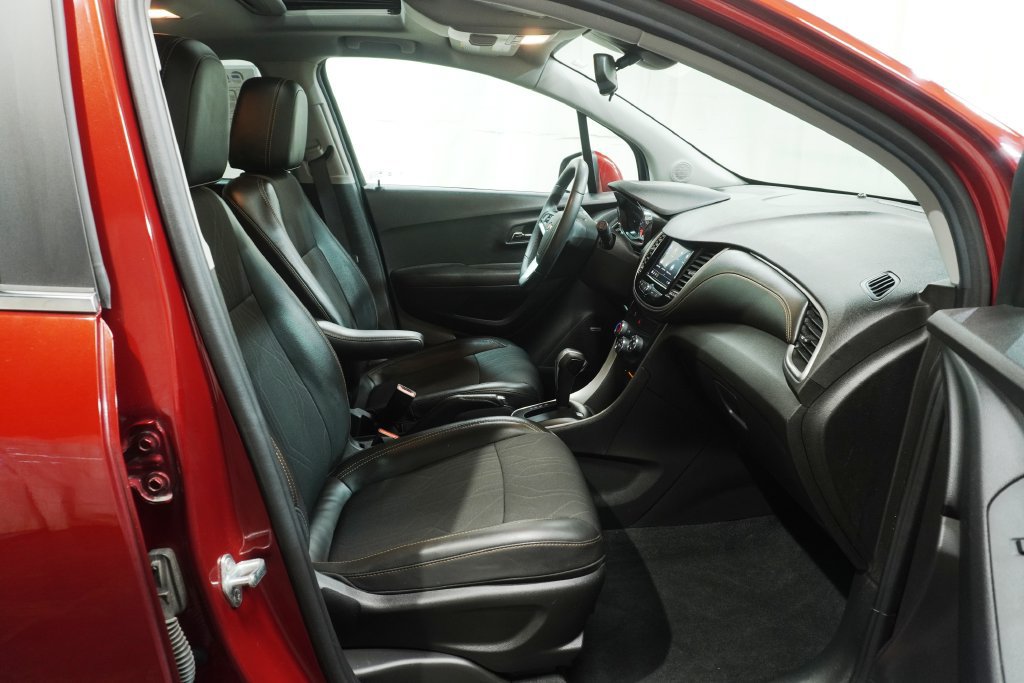Used 2020 Chevrolet Trax LT w/ Sun & Sound Package FWD image 11