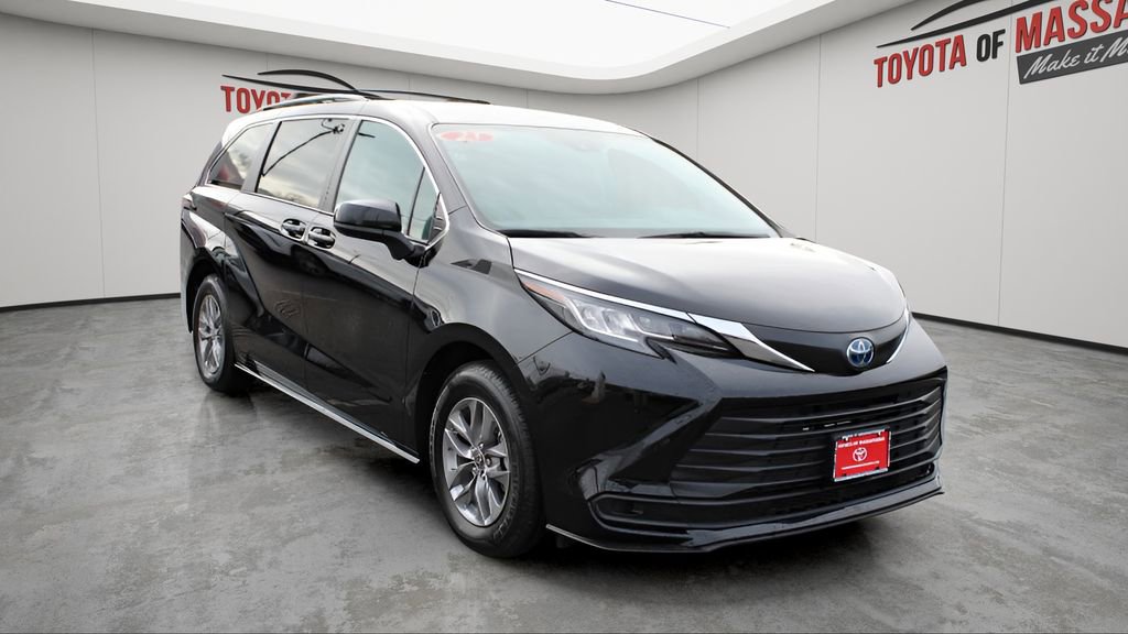 Certified 2023 Toyota Sienna LE image 6