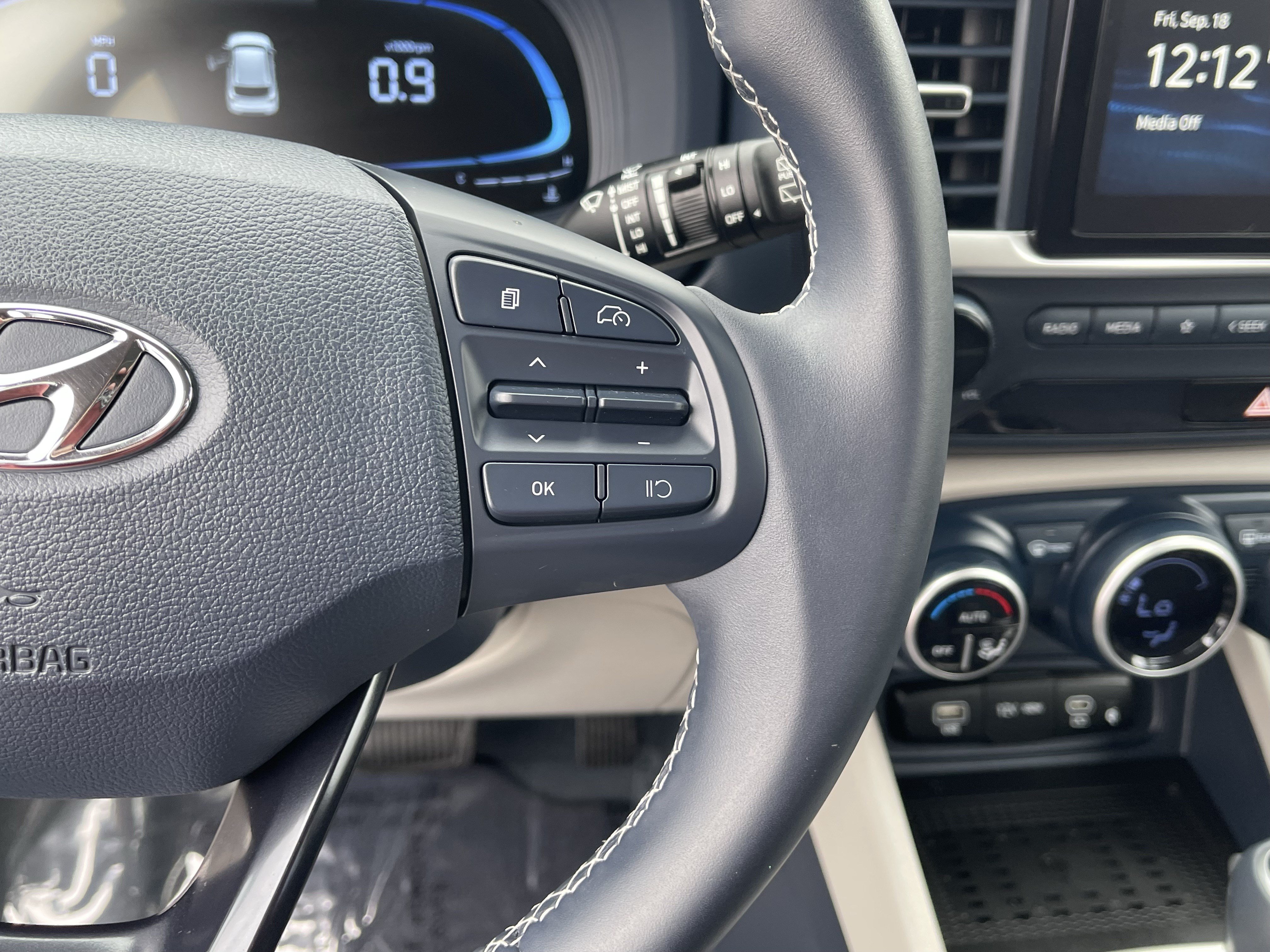 Certified 2025 Hyundai Venue Limited FWD image 22