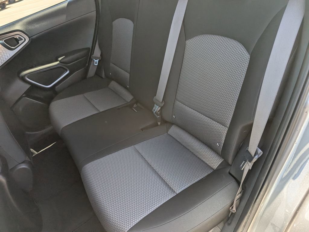 Used 2025 Kia Soul LX w/ LX Technology Package FWD image 12