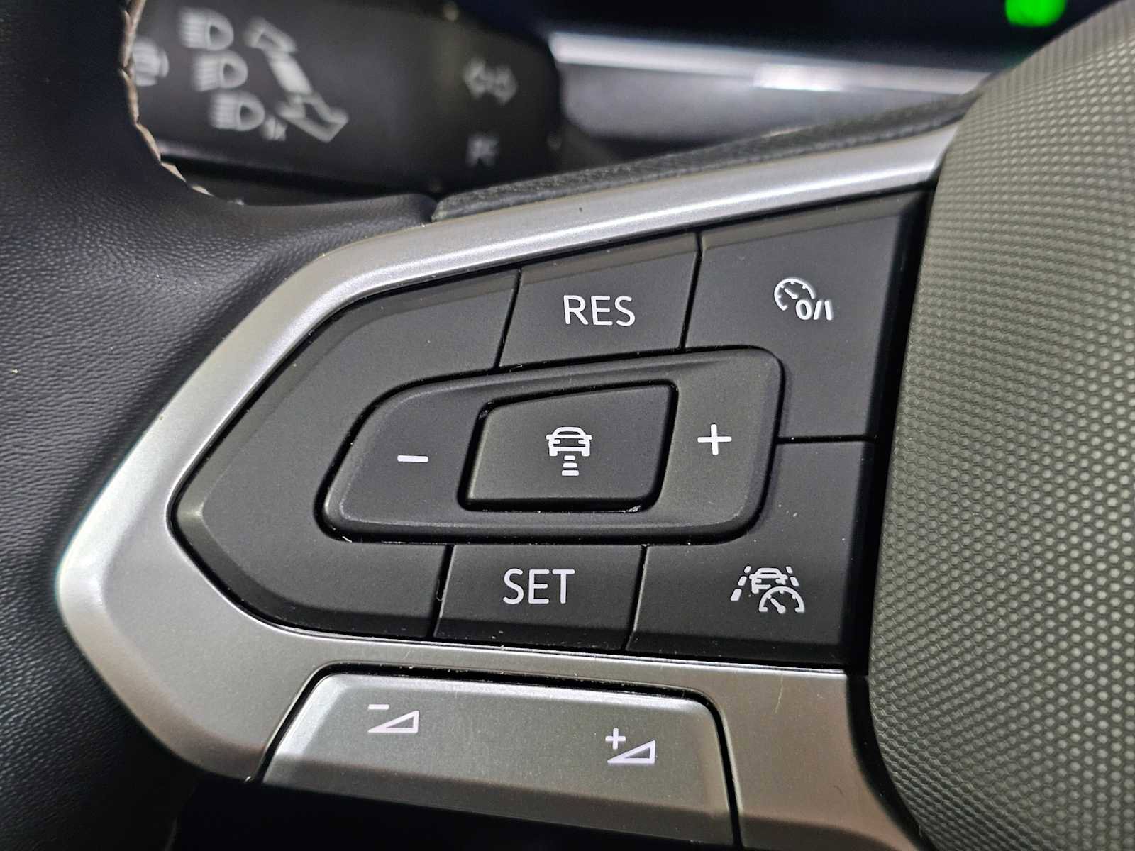 Used 2023 Volkswagen Tiguan SE w/ Panoramic Sunroof Package image 25