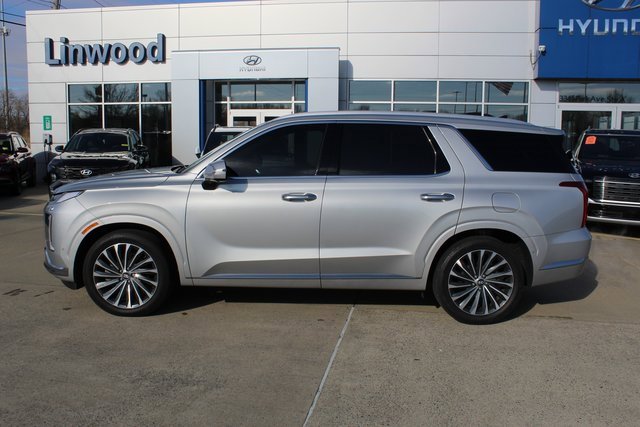 Used 2023 Hyundai Palisade Calligraphy image 2