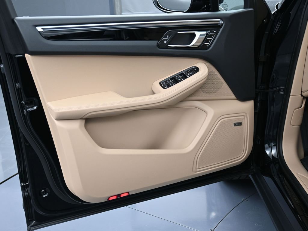 Used 2025 Porsche Macan AWD/4WD image 15