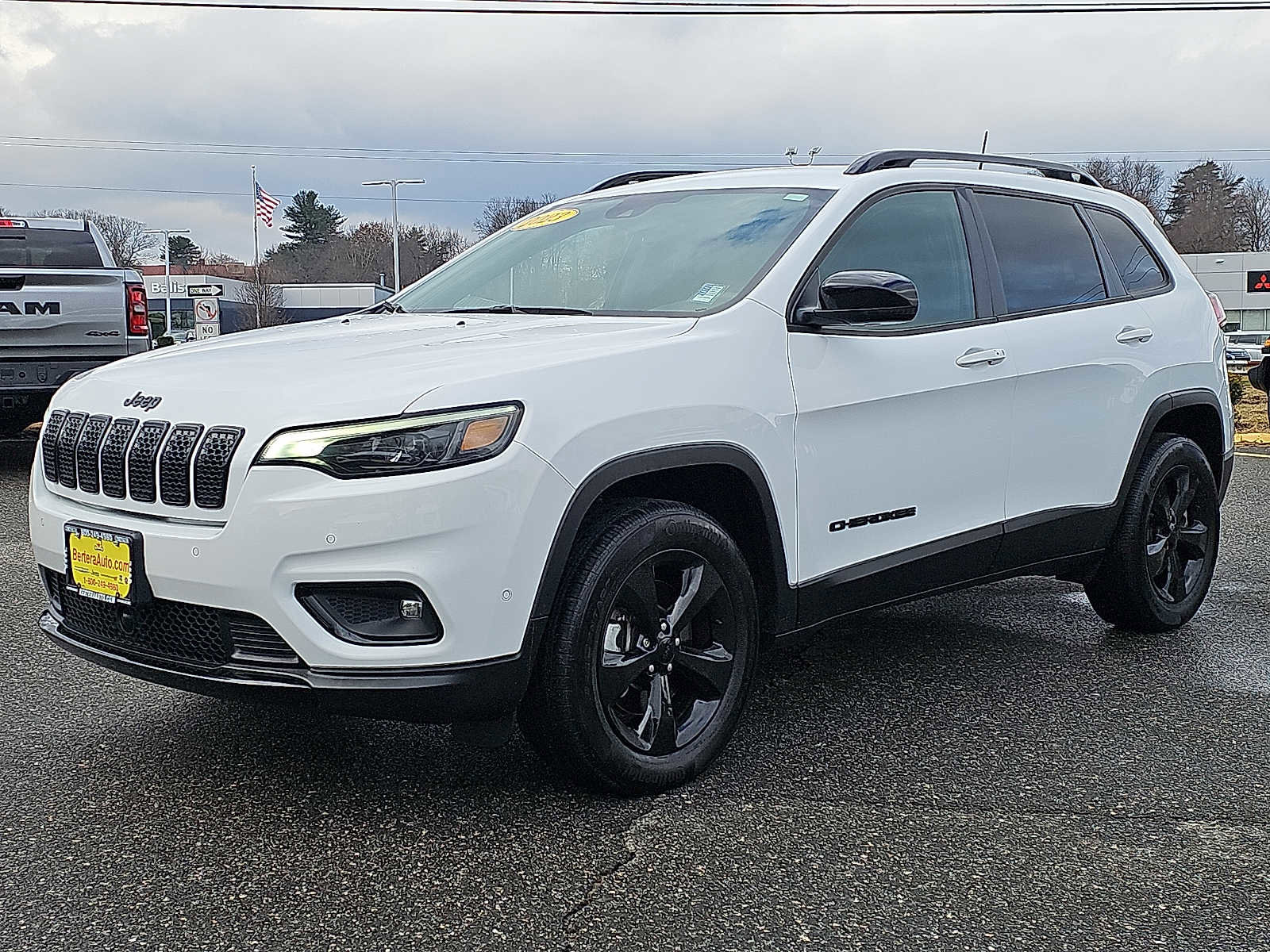 Used 2023 Jeep Cherokee Altitude Lux image 3