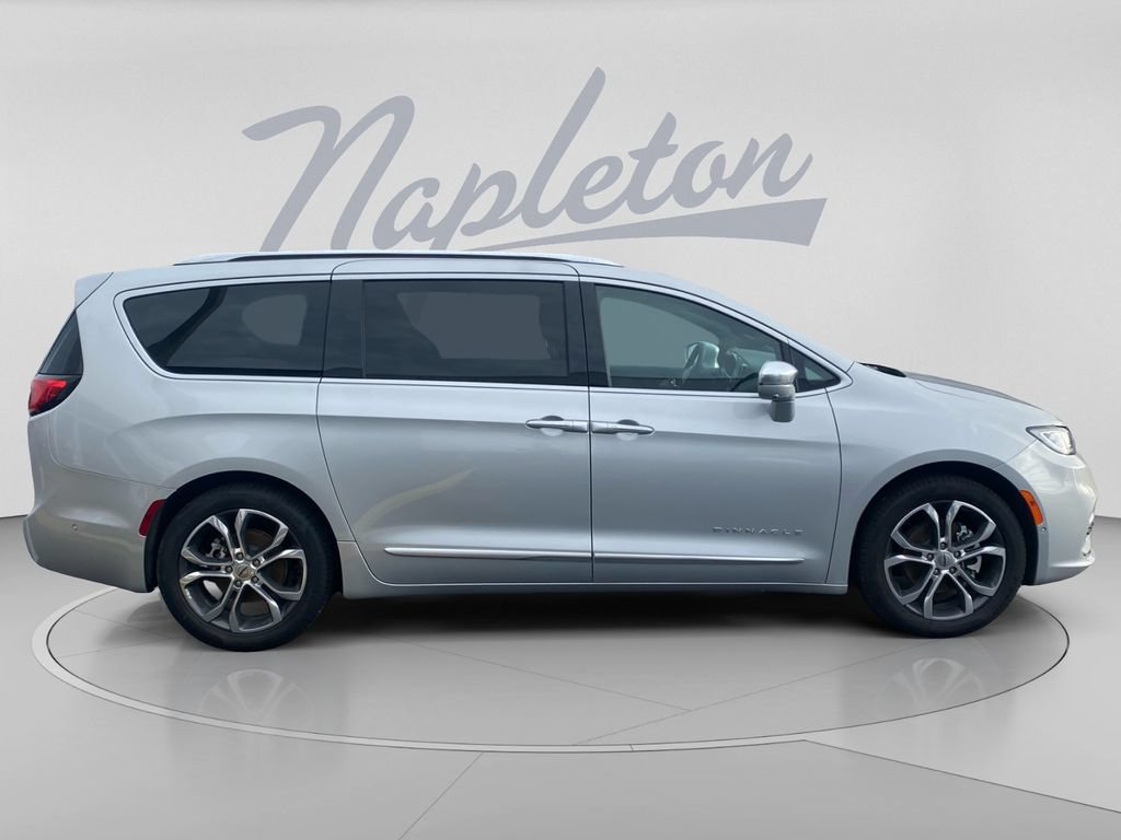 Used 2024 Chrysler Pacifica Pinnacle FWD image 9