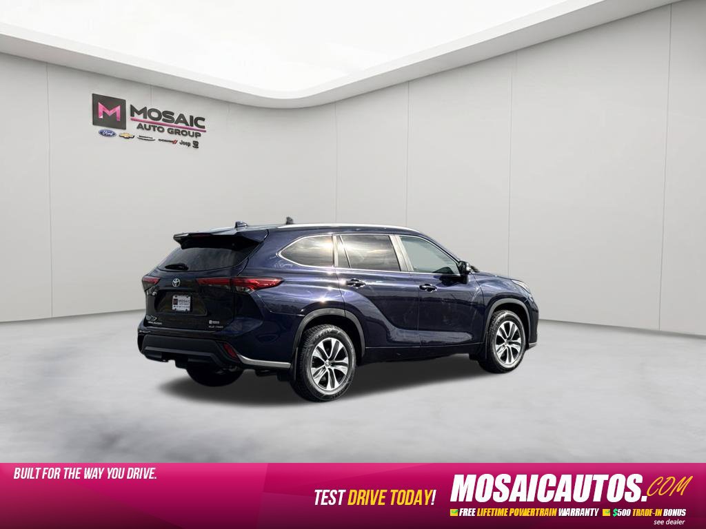 Used 2023 Toyota Highlander XLE AWD/4WD image 7