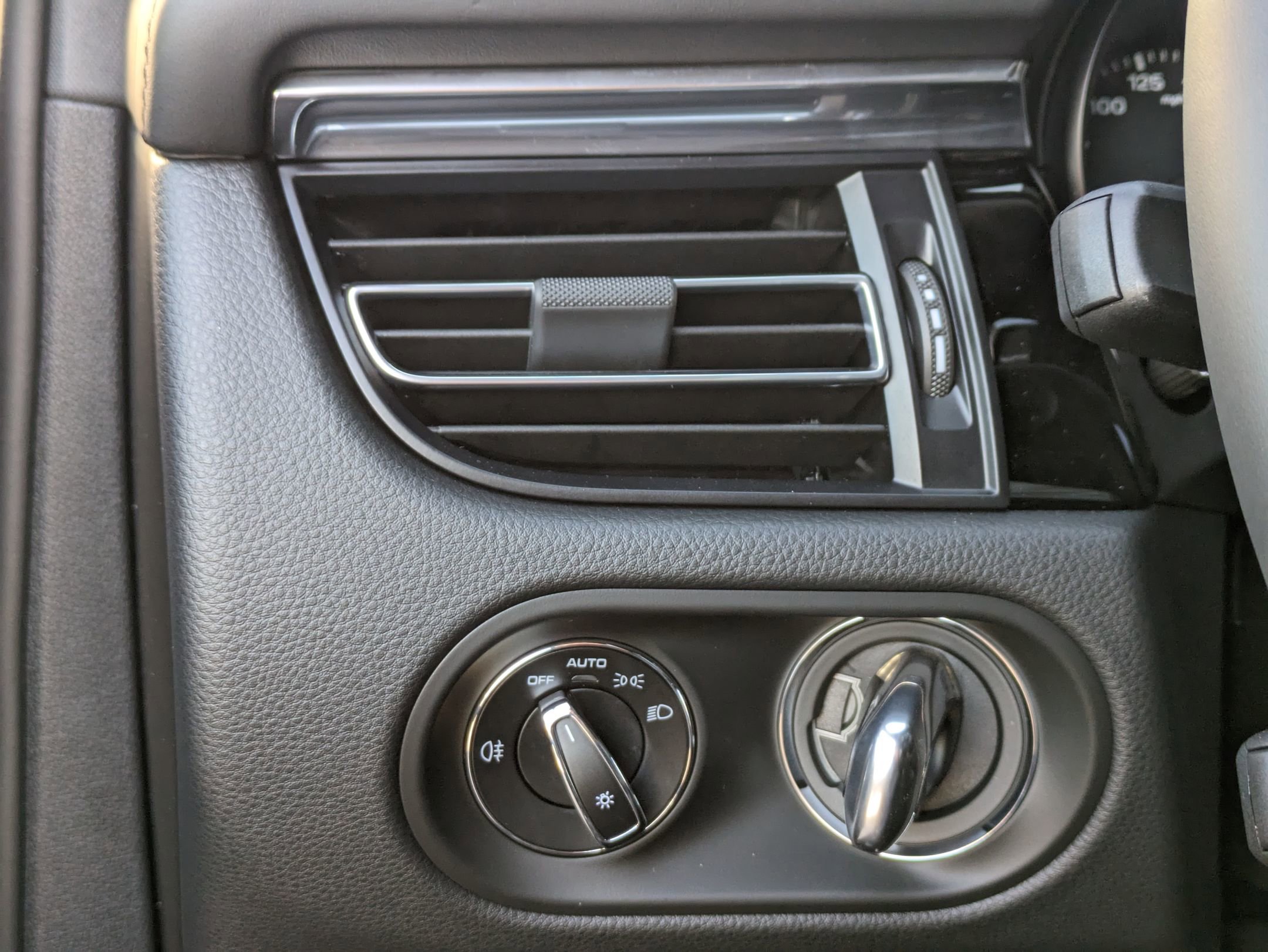 Certified 2025 Porsche Macan image 21