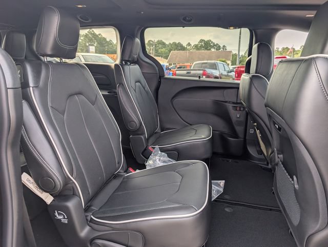 New 2027 Chrysler Pacifica Limited FWD image 30