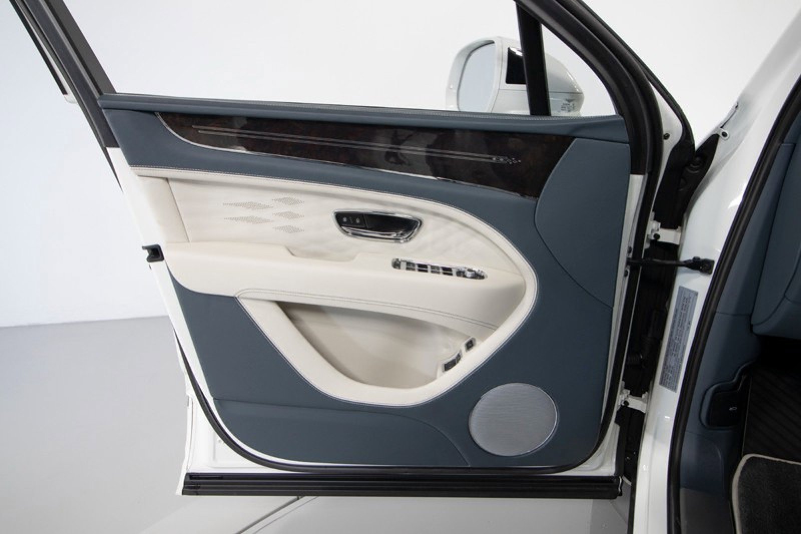 Used 2023 Bentley Bentayga Extended Wheelbase image 34