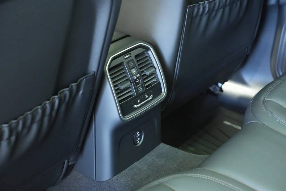 Certified 2025 Porsche Macan AWD/4WD image 26